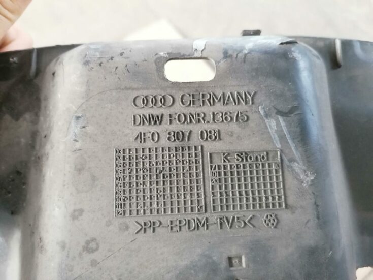 Radiatoru augšēja uzlika priekš AUDI A6 2008