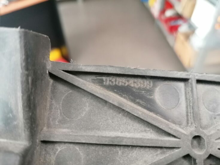 Radiatoru augšēja uzlika priekš OPEL VIVARO/RENAULT TRAFFIC 2007-2014