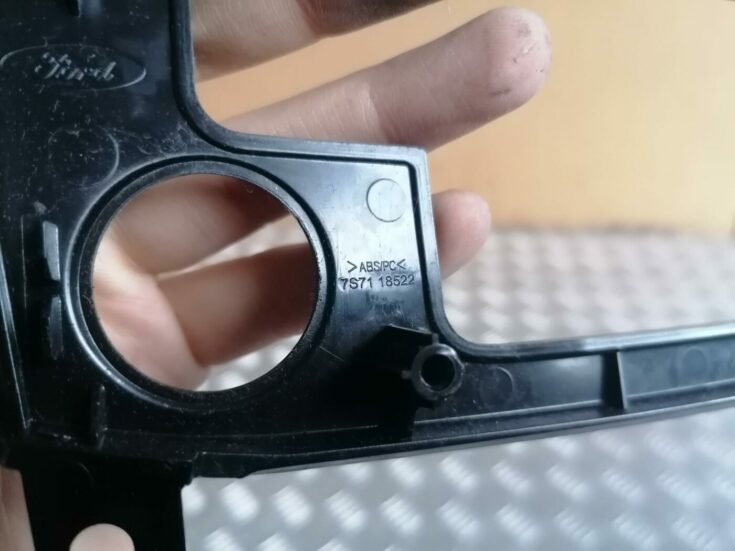 Mērinstrumentu paneļa dekoratīvais rāmis priekš FORD MONDEO 2007