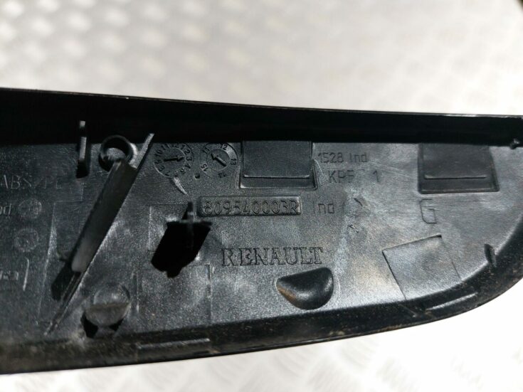 Priekšējo kreiso durvju apdare priekš RENAULT LAGUNA 2011
