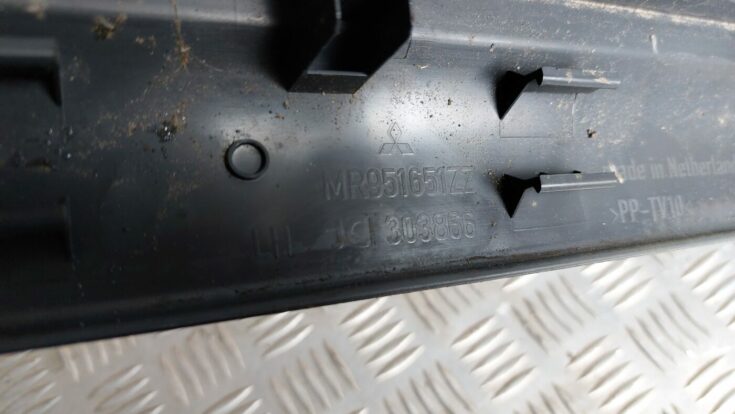 Sliekšņa priekšēja kreisa uzlika (salonā) priekš MITSUBISHI COLT 2007