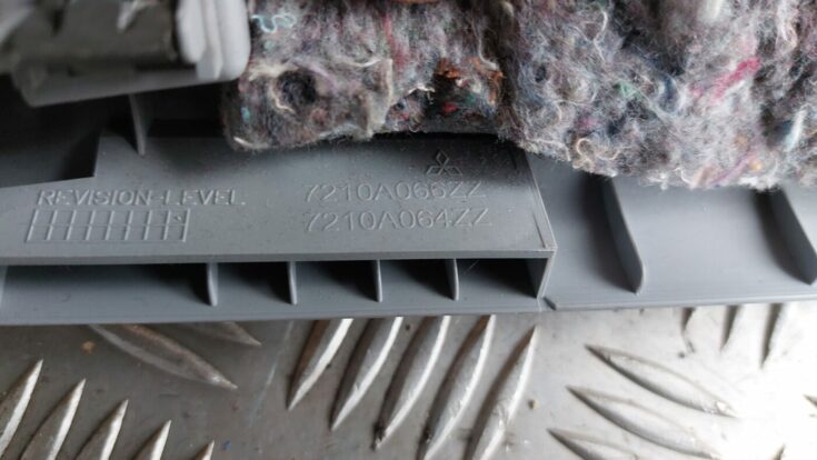 Priekšējas salona statnes apdare priekš MITSUBISHI COLT 2007
