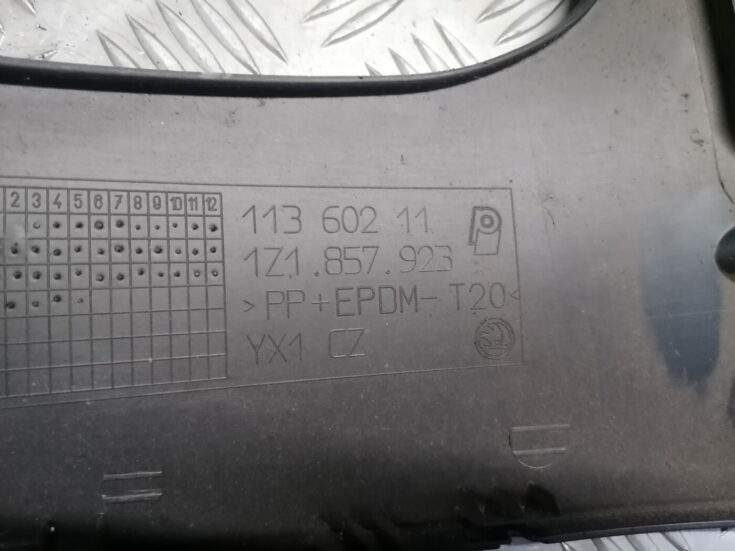 Mērinstrumentu paneļa apdare (zem stūres) priekš ŠKODA OCTAVIA 2006