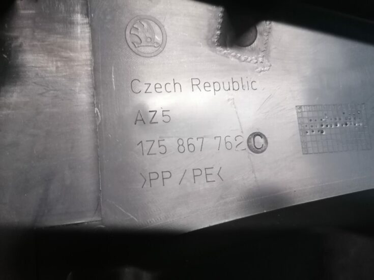 Aizmugurēja sēdekļa atzveltnes plastmasas uzlika priekš ŠKODA OCTAVIA 2006