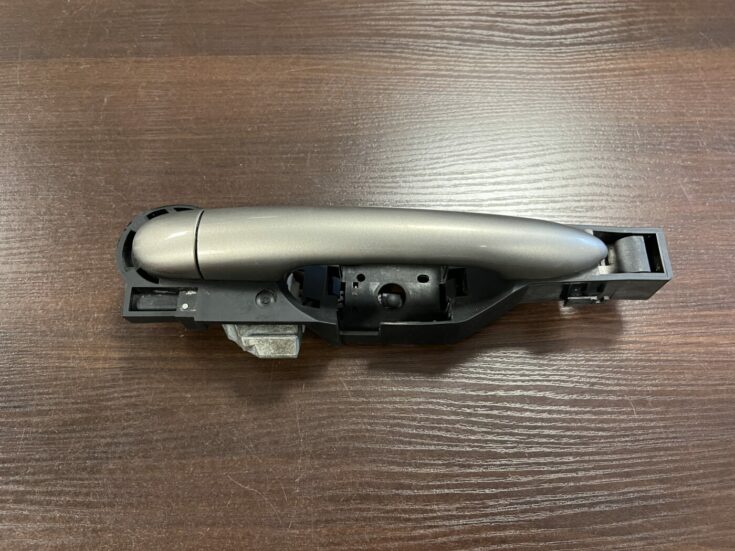 Aizmugurējāis labais durvju rokturis priekš RENAULT LAGUNA 2011