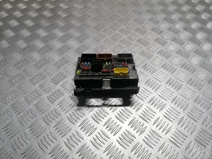Drošinātāju bloks priekš PEUGEOT 607 2010