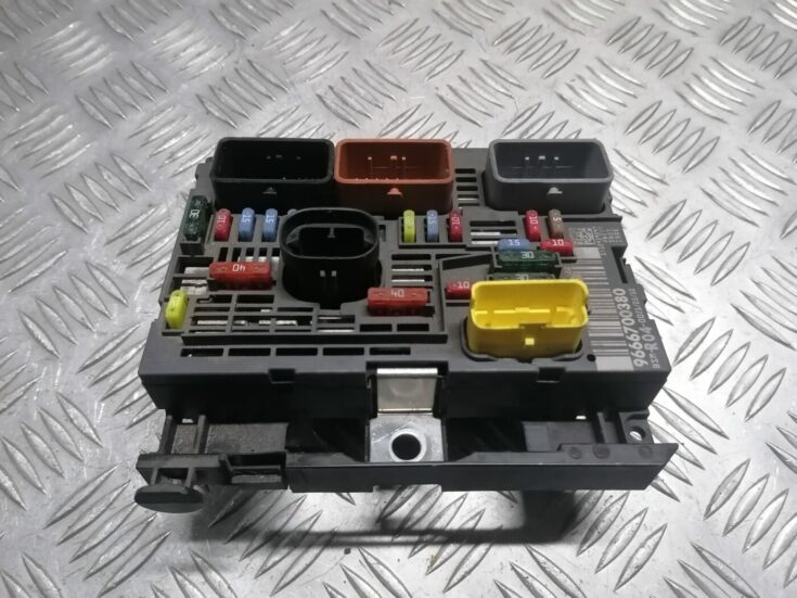 Drošinātāju bloks priekš PEUGEOT 607 2010