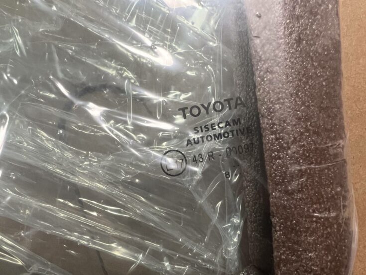 Aizmugurējo kreiso durvju stikls priekš TOYOTA COROLLA 2016-2019 6810402410