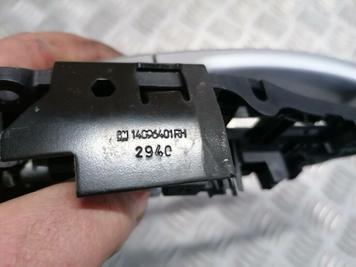 Aizmugurējāis labais durvju rokturis priekš OPEL ASTRA J 2012