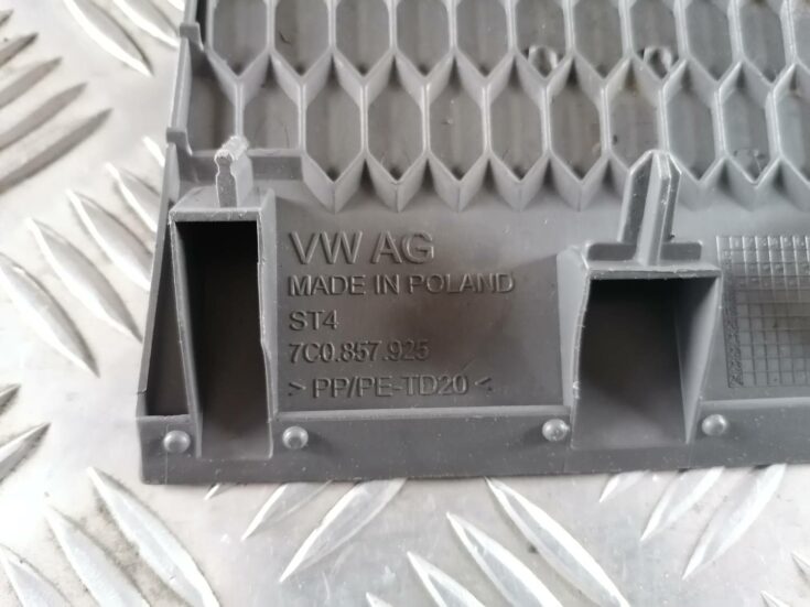 Mantu glabāšanas nodalījuma paklājs priekš VW CRAFTER 2018