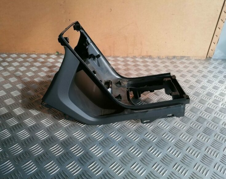 Centrālās konsoles iekšējā plastmasa priekš VOLVO V70 2009