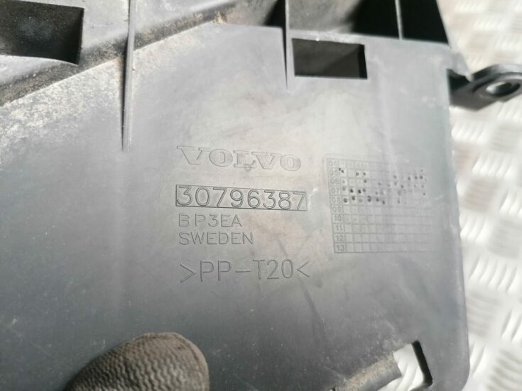 Priekšēja luktura kronšteins priekš VOLVO V70 2009