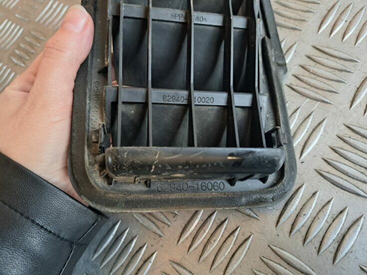 Virsbūves ventilācijas reste priekš TOYOTA RAV 4 2006