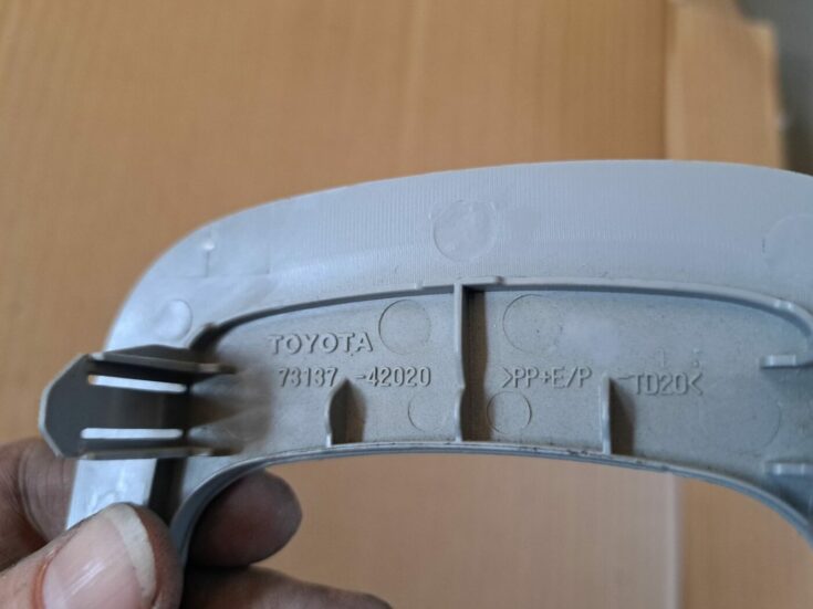 Vidējas salona statnes apdare priekš TOYOTA RAV 4 2006