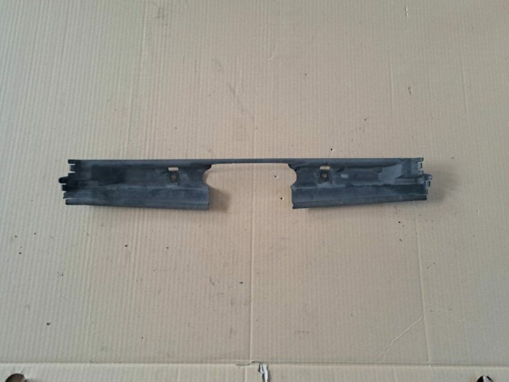 Radiatoru augšēja uzlika priekš BMW 525 E60 2004 BLACK