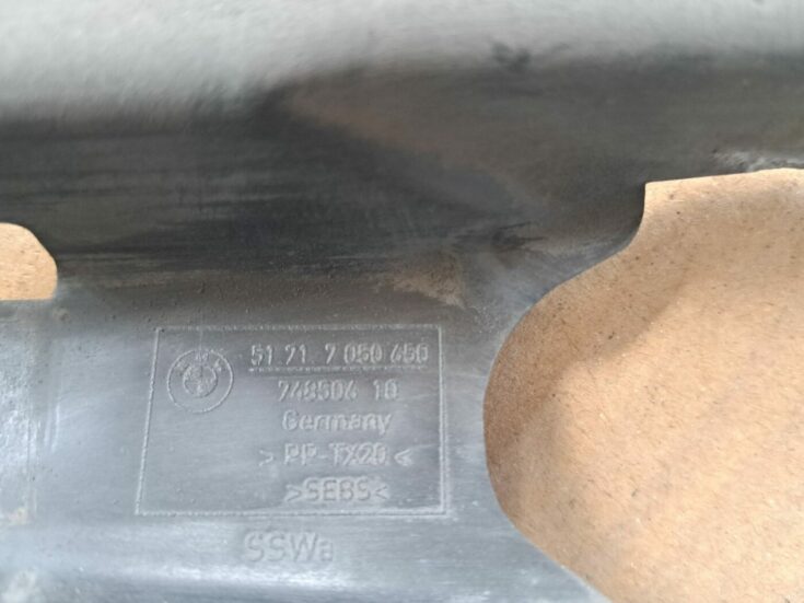 Radiatoru augšēja uzlika priekš BMW 525 E60 2004 BLACK