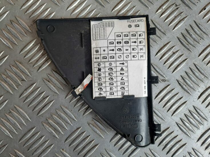 Mērinstrumentu paneļa sānu apdare priekš VW GOLF IV 1999