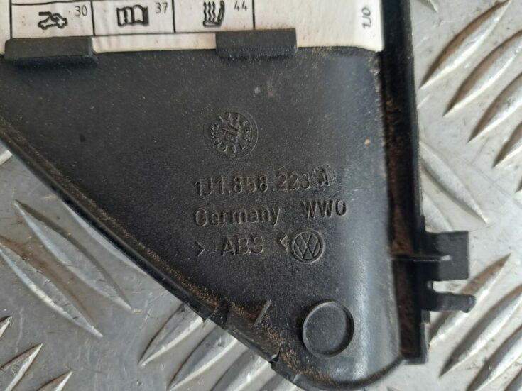 Mērinstrumentu paneļa sānu apdare priekš VW GOLF IV 1999