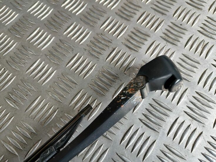 Aizmugurējā loga tīrītāja slotiņa priekš VW GOLF IV 1999