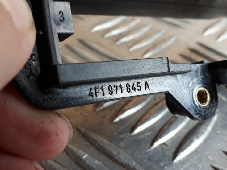 Drošinātāju relejas kaste priekš AUDI A6 AVANT 2006