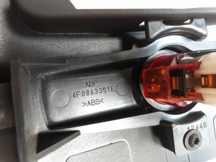 Centrālās konsoles (apdares) aizmugurēja daļa priekš AUDI A6 AVANT 2006