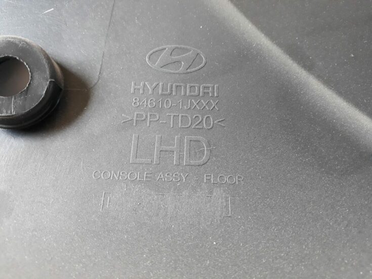 Centrālās konsoles apdares lielākā daļa priekš HYUNDAI I20 2011
