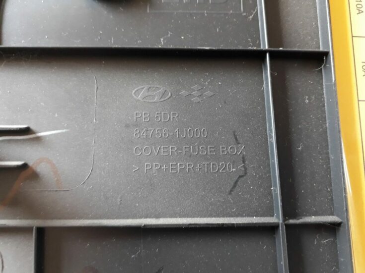 Mērinstrumentu paneļa apdare (zem stūres) priekš HYUNDAI I20 2011
