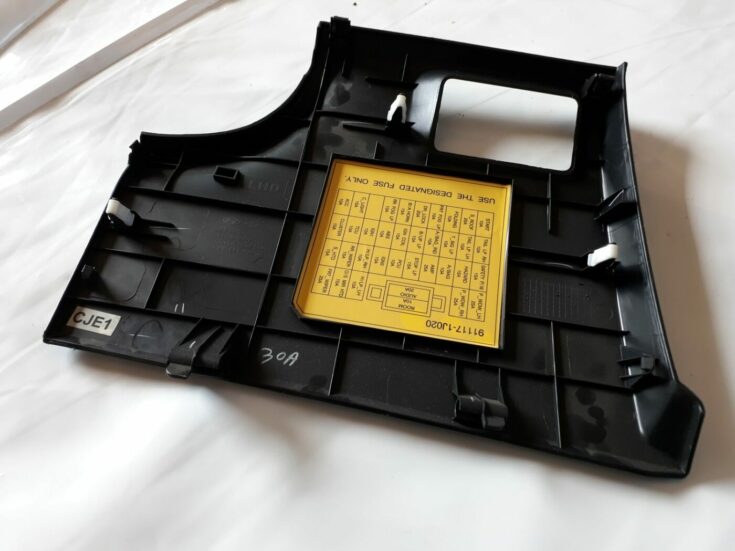 Mērinstrumentu paneļa apdare (zem stūres) priekš HYUNDAI I20 2011