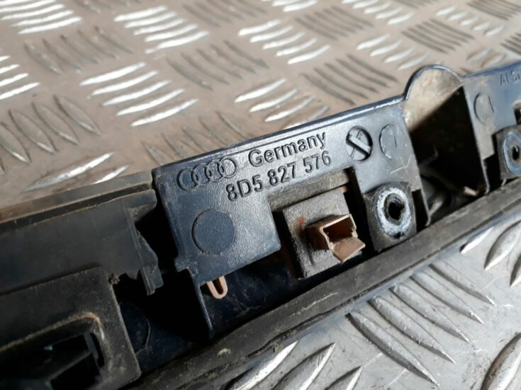 Numura zīmes gaismas uzlika komplektā priekš AUDI A4 1999