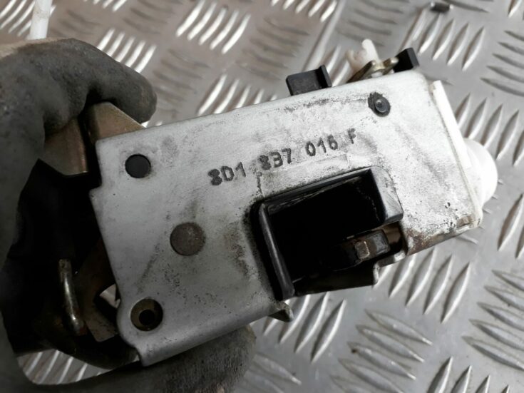 Priekšējo labo durvju slēdzene priekš AUDI A4 1999