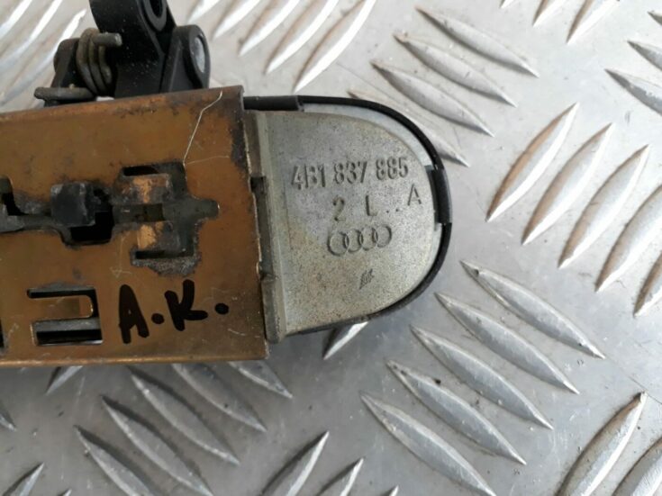Aizmugurējais kreisais durvju rokturis priekš AUDI A4 1999