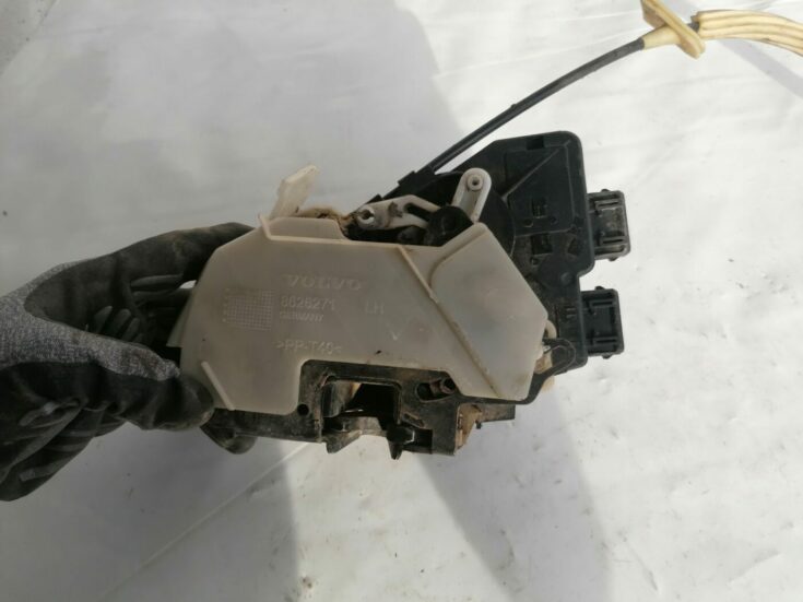 Aizmugurējo kreiso durvju slēdzene priekš VOLVO V70 2000