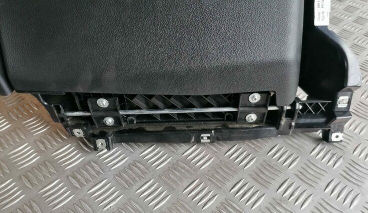 Mantu glabāšanas nodalījums pasažiera pusē priekš BMW 1 E87 2007 GRAPHITE