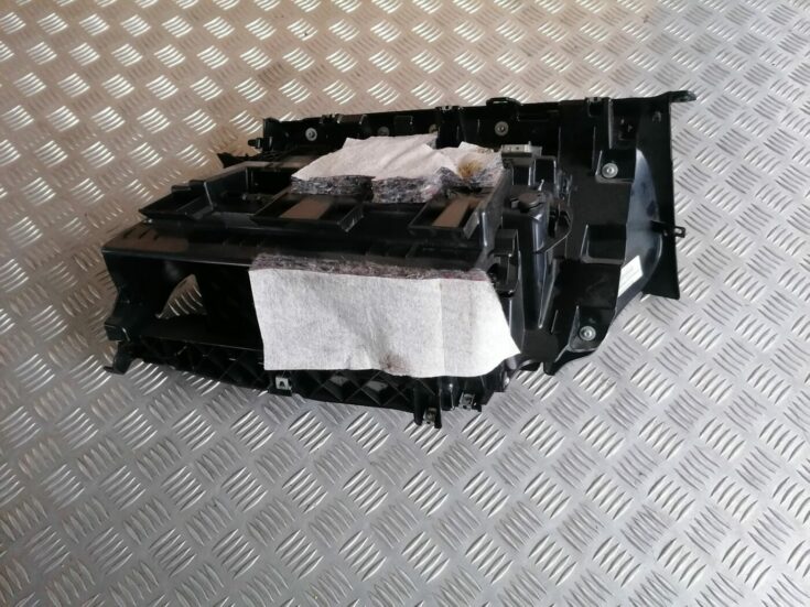 Mantu glabāšanas nodalījums pasažiera pusē priekš BMW 1 E87 2007 GRAPHITE