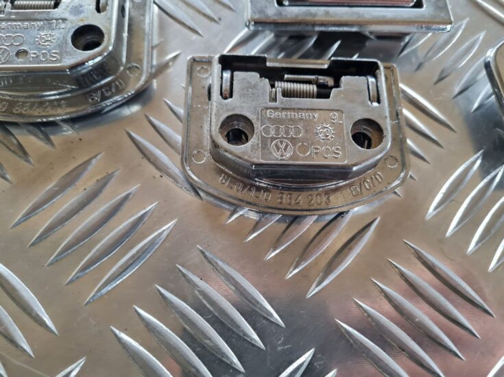 Kravas stiprināšanas eņģe bagāžniekā priekš VW PASSAT 2004 UNIVERSAL GREY