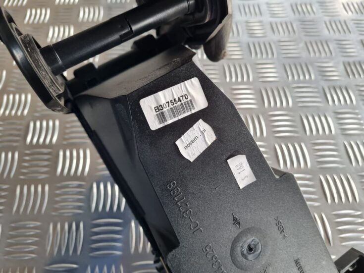 Centrālās konsoles nodalījums priekš VOLVO S60 2008