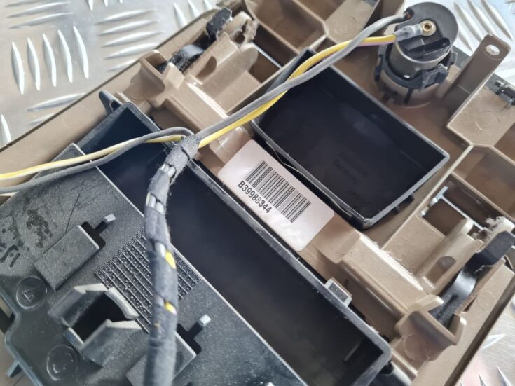 Centrālās konsoles nodalījums priekš VOLVO S60 2008