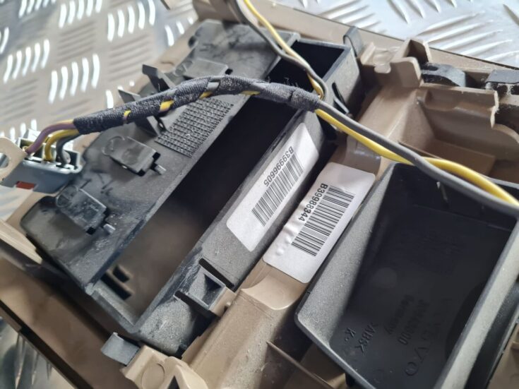 Centrālās konsoles nodalījums priekš VOLVO S60 2008