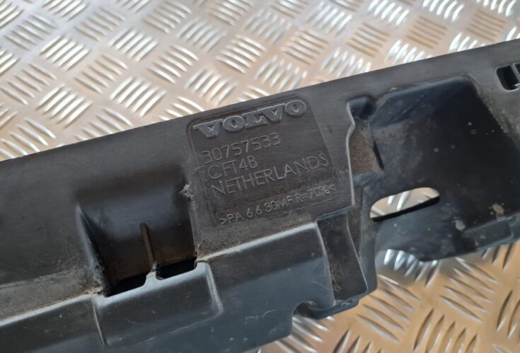 Dzinēja dekoratīva vāka daļa priekš VOLVO V70 2006