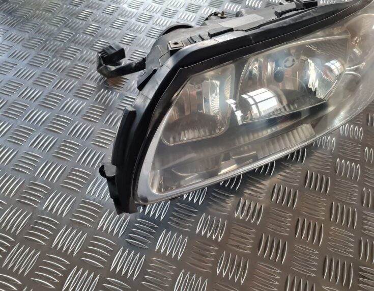 Priekšējais kreisais lukturis priekš VOLVO V70 2006