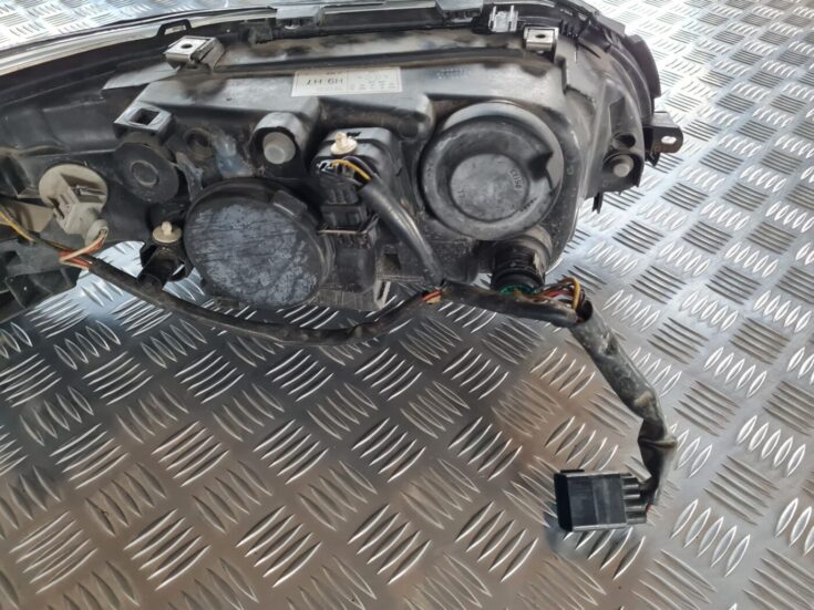 Priekšējais kreisais lukturis priekš VOLVO V70 2006