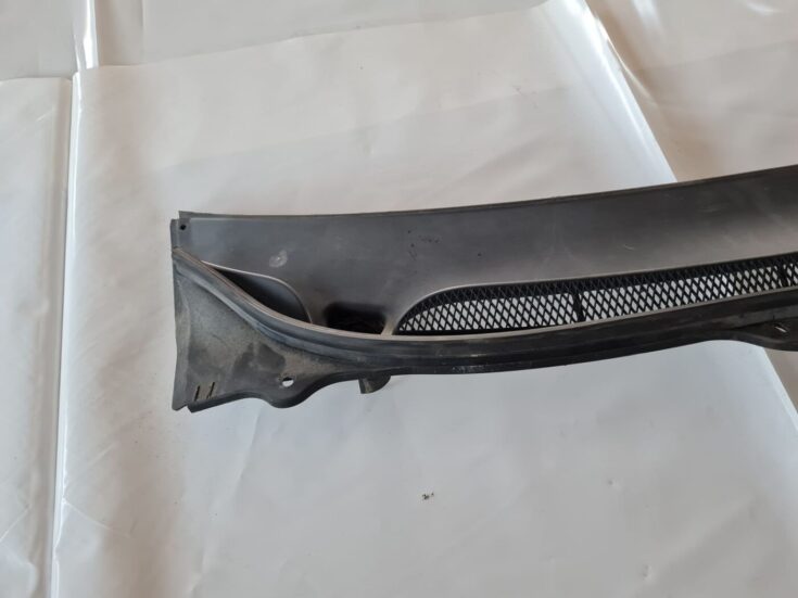 Vējstikla uzlikas (deflektora) režģis priekš VOLVO V70 2006