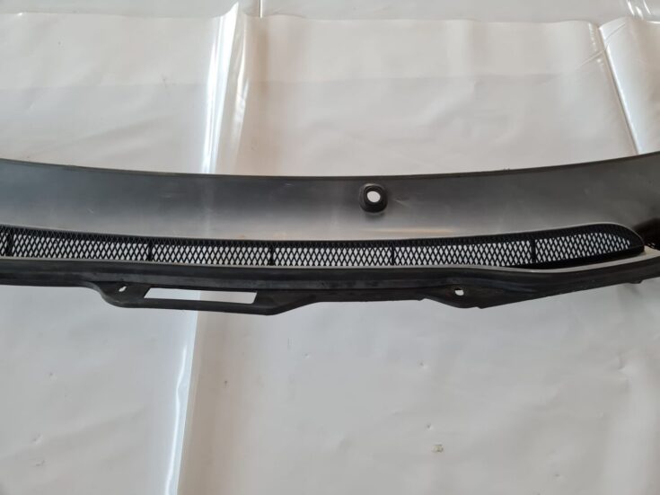 Vējstikla uzlikas (deflektora) režģis priekš VOLVO V70 2006