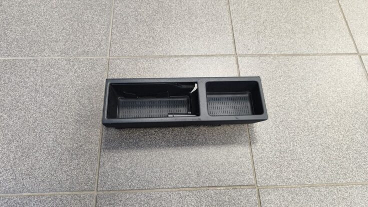 Centrālās konsoles nodalījums priekš BMW E46 COUPE Facelift 2004