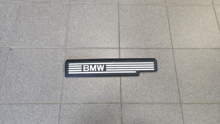 Dzinēja dekoratīva vāka daļa priekš BMW 525 E60 2006 OLIVE