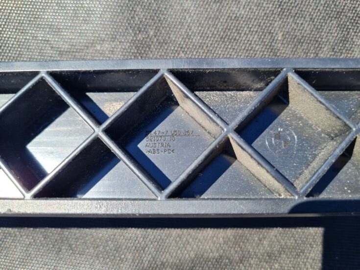 Bagāžnieka nodalījuma plastmasa priekš BMW 530D E61 2006 TOURING TITANSILVER