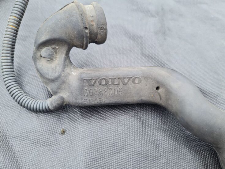 Kartera ventilācijas caurule priekš VOLVO S80 2007