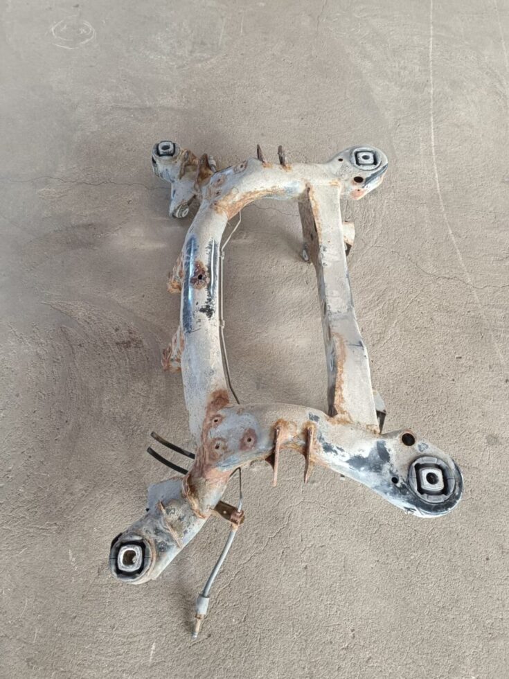 Aizmugurējais tilts/Aizmugurējais šķērsnis priekš BMW 1 E87 2009 WHITE