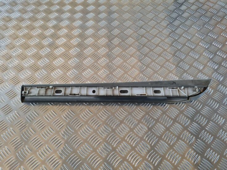 Aizmugurējo labo durvju moldings priekš AUDI A6 AVANT 2006 S-LINE