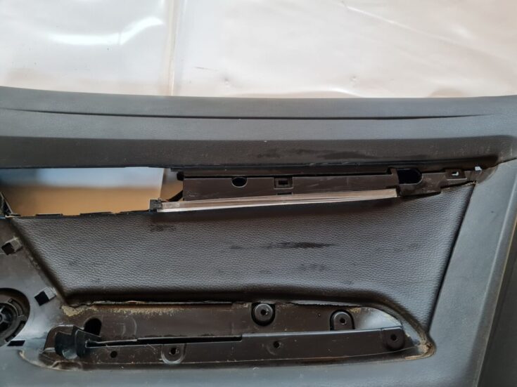 Aizmugurējo labo durvju apdare priekš AUDI A6 2008